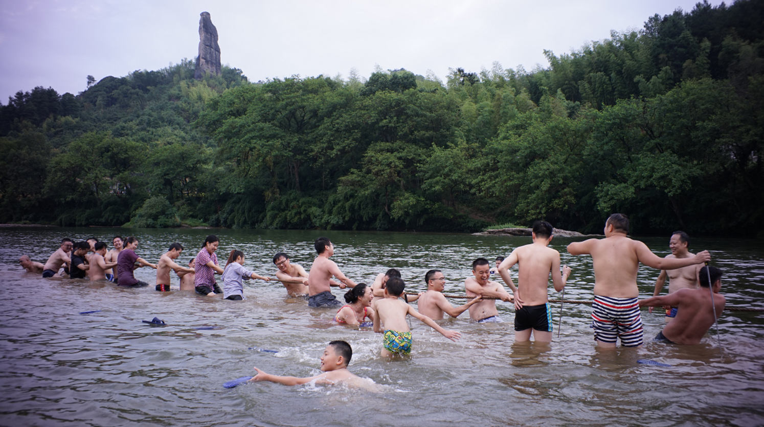 智多星團(tuán)隊(duì)在水中進(jìn)行拔河比賽